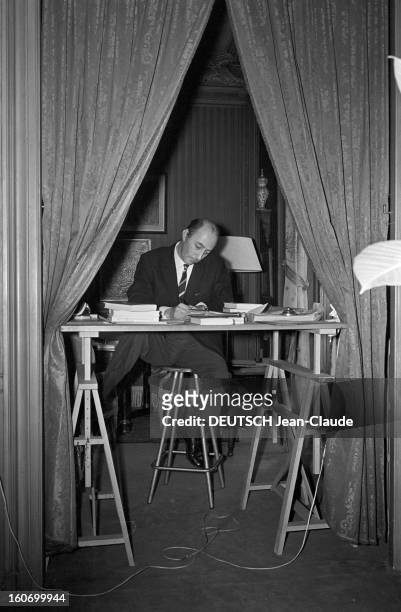 Rendezvous With Michel Battaille, Writer. Paris- 23 Novembre 1967- Lors de la parution de son roman 'L'arbre de Noël', Michel BATAILLE, écrivain et...