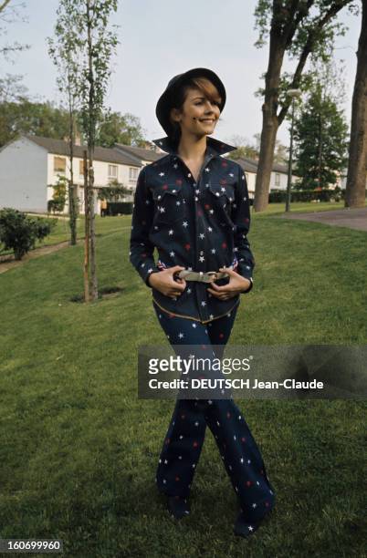 Fashion Women Style 1971 In Paris. Paris- 1971- Tendance mode féminine: une jeune femme mannequin, vêtue d'un ensemble chemise à manches longues et...