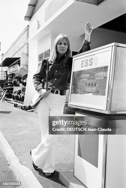 Fashion Women Style 1971 In Paris. En France, à Paris, le 7 mai 1971, à l'occasion d'un reportage sur la tendance de la mode vestimentaire féminine,...