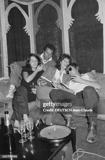 The Film 'sale Reveur' By Jean-marie Perier. Nathalie PERIER et son mari Jean-Marie avec Léa MASSARI et Jacques DUTRONC lors d'une soirée. Nathalie,...