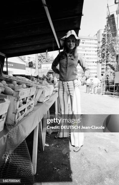 Fashion Women Style 1971 In Paris. En France, à Paris, le 7 mai 1971, à l'occasion d'un reportage sur la tendance de la mode vestimentaire féminine,...