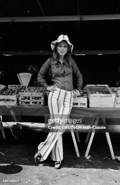 Fashion Women Style 1971 In Paris. En France, à Paris, le 7 mai 1971, à l'occasion d'un reportage sur la tendance de la mode vestimentaire féminine,...