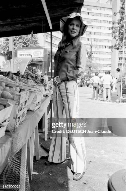 Fashion Women Style 1971 In Paris. En France, à Paris, le 7 mai 1971, à l'occasion d'un reportage sur la tendance de la mode vestimentaire féminine,...
