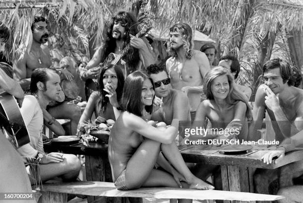 Naiads Are Back. Saint-Tropez, 30 juin 1971- Reportage sur les naïades de la plage: des jeunes gens en maillot de bains, fumant ou non une cigarette,...