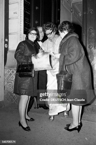 Josephine Baker At The Olympia. Paris - 5 avril 1968 - Dans une rue après son spectacle à l'OLYMPIA, Joséphine BAKER portant des lunettes, signe un...