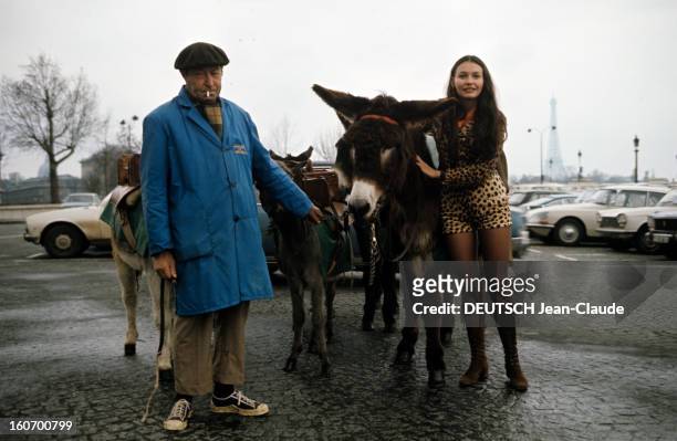 Actress Michele Marsh Poses In Studio And Outdoor. Paris - décembre 1971 - Devant des voitures garées, l'actrice Michele MARSH, vêtue d'un ensemble à...