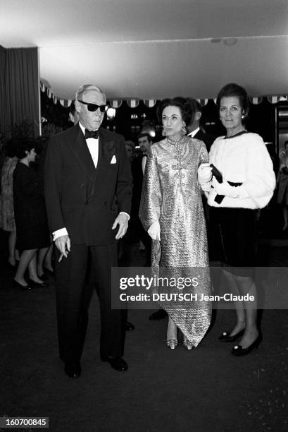 The Duke And Duchess Of Winsor. Le 15 février 1968, lors d'un spectacle, portrait du DUC DE WINDSOR en smoking, portant des lunettes de soleil et...