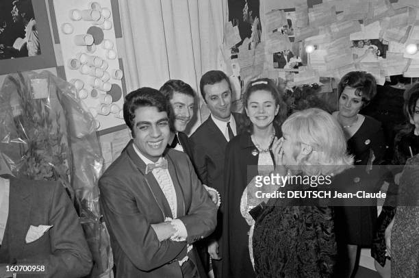 Enrico Macias At The Olympia. Paris - 8 mars 1968 - Dans une loge de l'OLYMPIA, lors de son concert, Enrico MACIAS bras croisés en compagnie de...