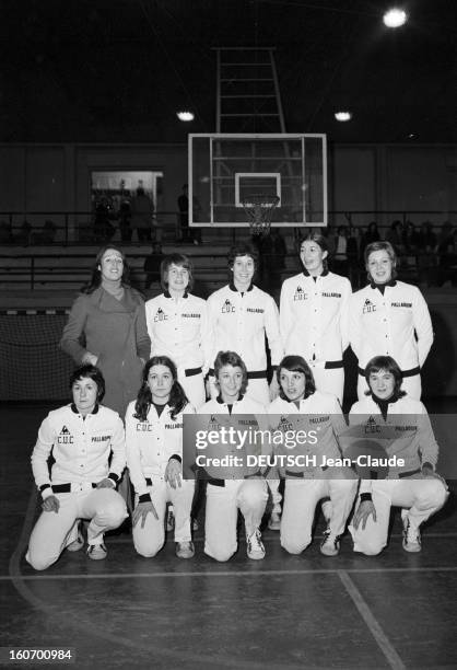 The Women's Basketball Team Of Clermont University Club. A Clermont-Ferrand, à l'occasion du championnat d'Europe, photo de groupe de l'équipe de...