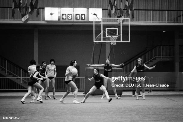 The Women's Basketball Team Of Clermont University Club. A Clermont-Ferrand, à l'occasion du championnat d'Europe, les membres de l'équipe de...