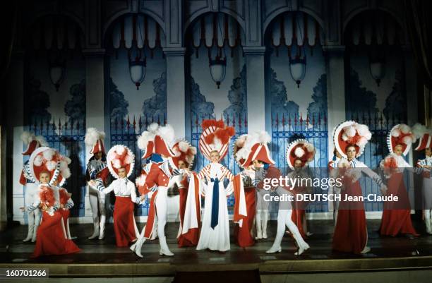 Dancer Liliane Montevecchi At The Folies-bergeres. Paris - mars 1972 - Des danseuses et des danseurs, costumés à la façon des Incroyables et des...