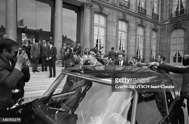 Council Of Ministers. Paris - 21 mai 1968 - Devant le perron du Palais de l'Elysée, à la sortie d'un conseil des ministres : entouré de photographes,...