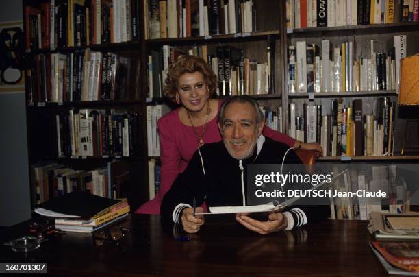 Rendezvous With Anthony Quinn At Home. Décembre 1983- Portrait d'Anthony QUINN chez lui dans le bureau avec son épouse Yolanda.