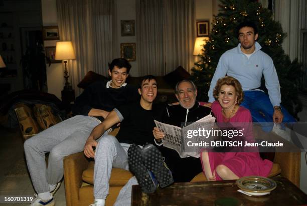 Rendezvous With Anthony Quinn At Home. Décembre 1983- Portrait d'Anthony QUINN chez lui avec son épouse Yolanda et ses fils installés sur le canapé. .