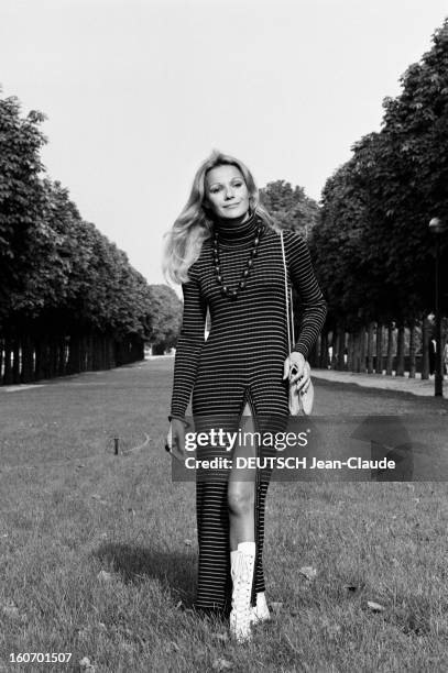 Fashion Maxi Long Slitted Dresses. Paris- 12 Août 1970- Reportage sur la mode des robes maxi longues fendues: Evelyne DANDRY, comédienne, fille...