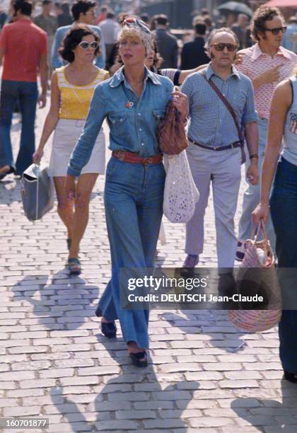 Fashion The Blue Jeans. France- 1973- L'empire du blue-jean. Parmi des citadins, un turban coloré ceignant son front, une jeune femme marche d'une...