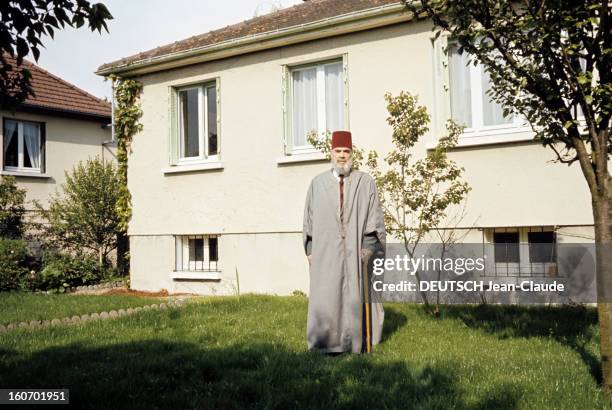 Messali Hajj, Head Of Mna. France- Chantilly- 1972 -Monsieur Messali HADJ, chef du MNA , pose vêtu traditionnellement d'une grise et d'un caftan...