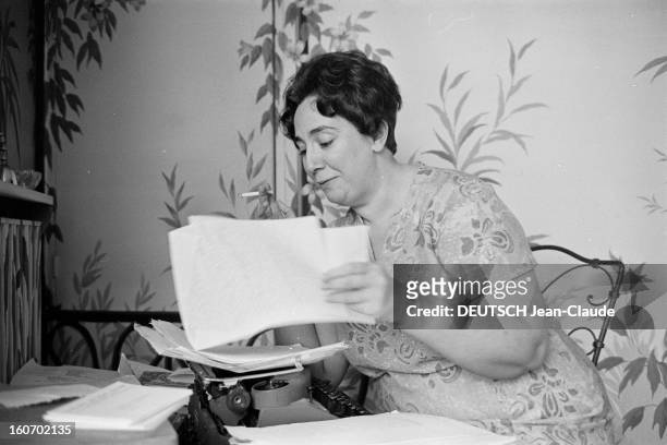 Rendezvous With Georgette Elgey, Historian. Paris- 26 Décembre 1968- Dans son appartement, portrait de Georgette ELGEY, historienne, assise à son...