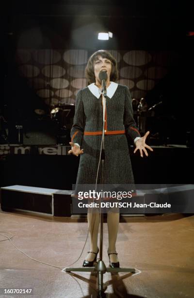 Close-up Of Mireille Mathieu In Gdr . RDA-1972 - Portrait de Mireille MATHIEU, chantant debout, devant un micro, mains ouvertes, vêtue d'une robe...