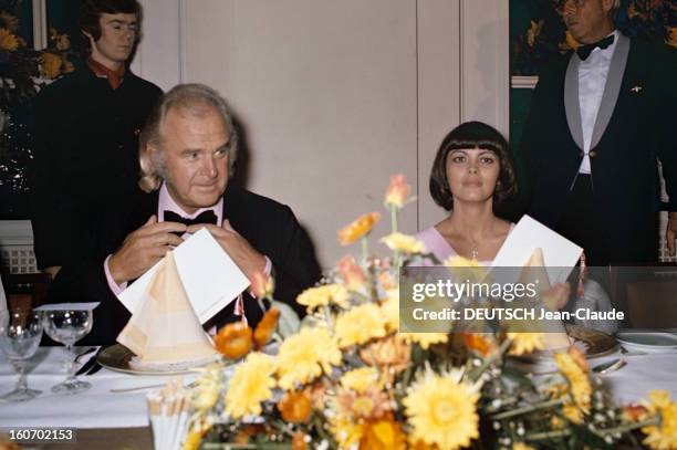 Close-up Of Mireille Mathieu In Gdr . RDA-1972 - Portrait de Mireille MATHIEU, vêtue d'une robe rose, assise aux côtés de son imprésario, Johnny...