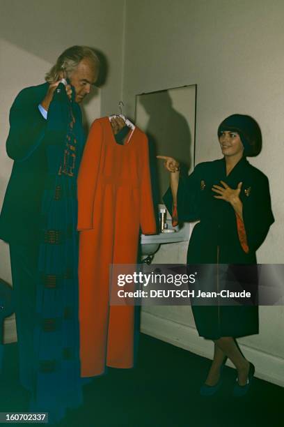 Close-up Of Mireille Mathieu In Gdr . RDA- 1972- Mireille MATHIEU, vêtue d'un kimono noir court et de ballerines bleues, sourit en pointant son index...