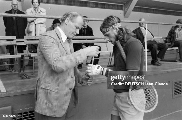 Bjorn Borg In Sweden. Stockholm, janvier 1979. L'entraineur Lennart BERGELIN met un pansement sur une ampoule que le tennisman Bjorn BORG a sur une...