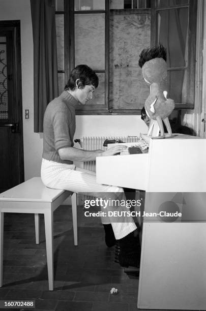 Michel Polnareff, New Look Short Hair And Brown. Le 28 février 1967, Michel POLNAREFF new look, cheveux courts et bruns, jouant du piano chez lui.