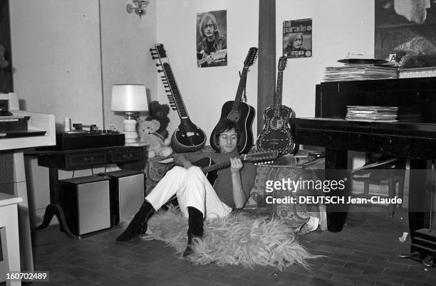 Michel Polnareff, New Look Short Hair And Brown. Le 28 février 1967, Michel POLNAREFF new look, cheveux courts et bruns, jouant de la guitare chez...