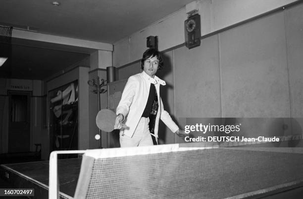 Michel Polnareff, New Look Short Hair And Brown. Le 28 février 1967, Michel POLNAREFF new look, cheveux courts et bruns, jouant au tennis de table.
