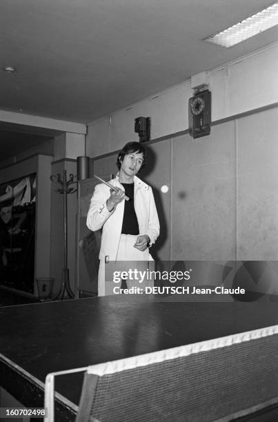 Michel Polnareff, New Look Short Hair And Brown. Le 28 février 1967, Michel POLNAREFF new look, cheveux courts et bruns, jouant au tennis de table.