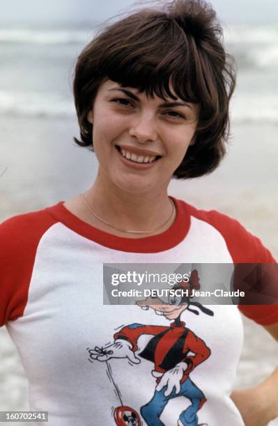 Rendezvous With Mireille Mathieu In Brazil. Au Brésil, en octobre 1972, sur une plage, dos à la mer, portrait de Mireille MATHIEU souriante, vêtue...