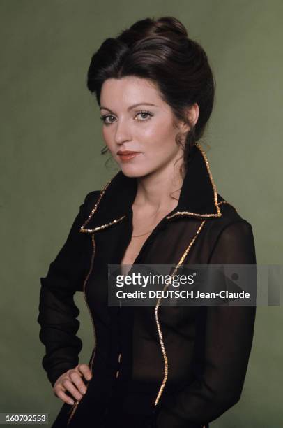 Marie-france Pisier Poses In Studio. En France, en janvier 1973, lors d'une séance de portraits en studio, sur un fond vert, l'actrice Marie-France...
