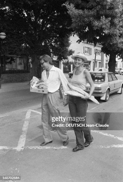 Rendezvous With Margaux Hemingway. En France, le 20 juin 1980, le cinéaste Bernard FOUCHER, avec des lunettes de soleil, et sa femme, Margaux...