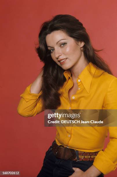 Marie-france Pisier Poses In Studio. En France, en janvier 1973, lors d'une séance de portraits en studio, sur un fond rose, l'actrice Marie-France...