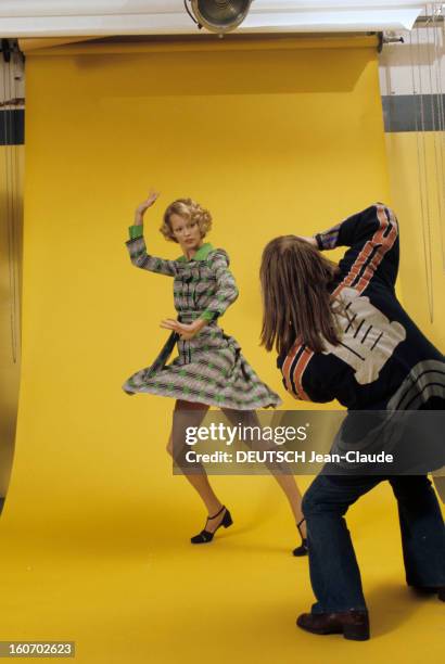 These Northern Miss That Make The Chic In Paris. Paris - janvier 1973 - Devant un fond jaune, le mannequin danois Ann SCHAUFUSS, vêtu d'un ensemble...