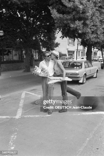 Rendezvous With Margaux Hemingway. En France, le 20 juin 1980, le cinéaste Bernard FOUCHER, avec des lunettes de soleil, et sa femme, Margaux...