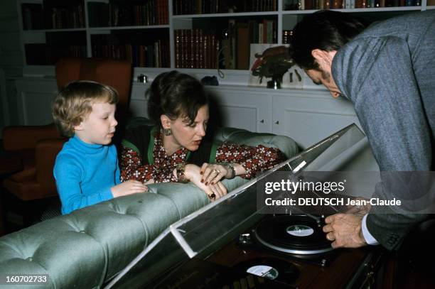 The Three French Princes Of Denmark. Au Danemark, en mars 1973, , devant une bibliothèque, le prince consort HENRIK DE DANEMARK, alias Henri DE...