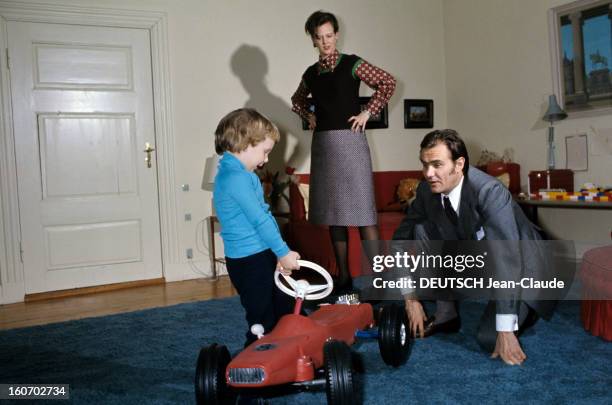The Three French Princes Of Denmark. Au Danemark, en mars 1973, dans une pièce du château de Fredensbörg, debout les mains sur les hanches, coiffée...
