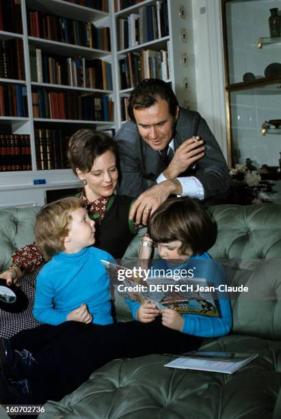 The Three French Princes Of Denmark. Au Danemark, en mars 1973, dans une pièce du château de Fredensbörg, devant une bibliothèque, vêtu d'un costume...