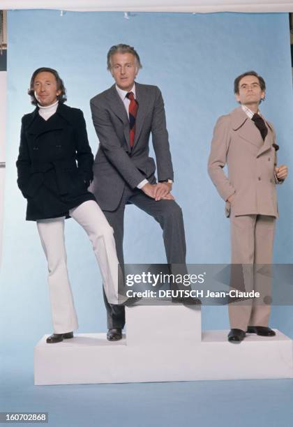 Men's Fashion. France- Paris - 1973- Les ténors de la haute couture: Ted LAPIDUS , cheveux mi-longs, col roulé blanc sur pantalon blanc évasé, mains...