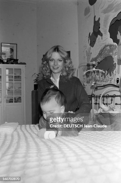 Jeane Manson At Home. En France, chez elle, la chanteuse Jeane MANSON, dans sa chambre, en compagnie de sa fille Jennifer, alias Shirel, en pyjama...