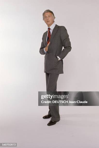 Men's Fashion. France- Paris - 1973- Les ténors de la haute couture: Hubert DE GIVENCHY pose debout, main droite insérée sous l'encolure de sa veste,...