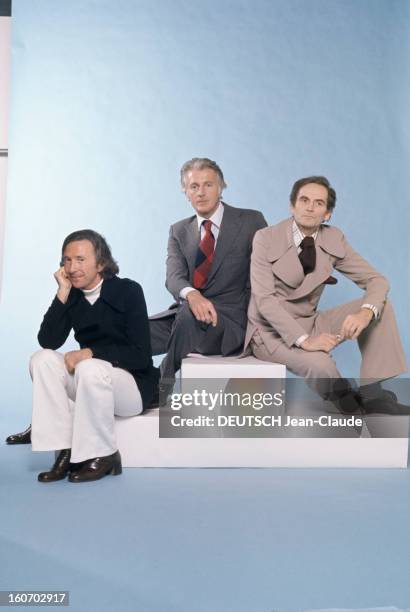 Men's Fashion. France- Paris - 1973- Les ténors de la haute couture: Ted LAPIDUS , cheveux mi-longs, veste bleue marine à ceinture large sur col...