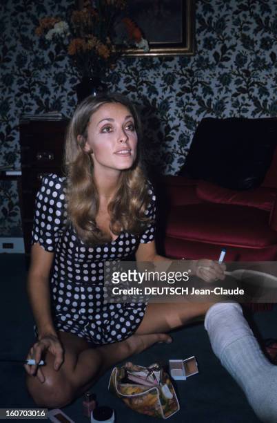 Sharon Tate In Paris. Paris - Octobre 1968 - L'actrice Sharon TATE, portant une robe bleue à pois blancs, une jambe plâtrée, assise par terre dans...