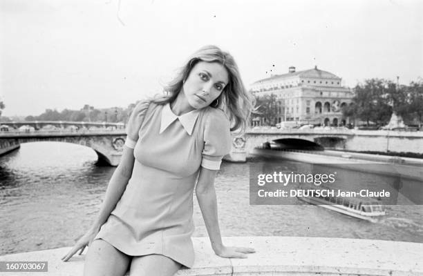 Sharon Tate In Paris. En France, à Paris, en octobre 1968, Sharon TATE, actrice, posant assis sur le rebord d'un pont, à l'extérieur.