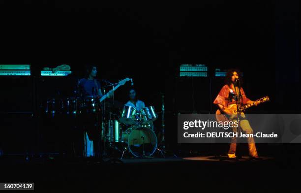 Pop Band T-rex. France- 1973- Le groupe pop T-REX, en tournée de concert en France: Marc BOLAN, chanteur guitariste, premier à se maquiller sur...