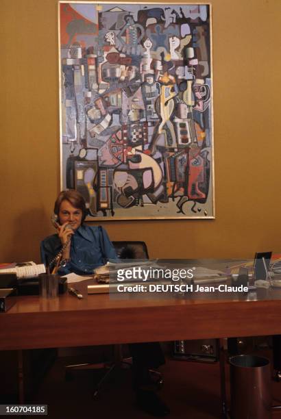 Close-up Of Claude Francois. France- décembre 1971- Claude FRANCOIS, chanteur français à la conquête des USA, assis à son bureau ultra-moderne de...