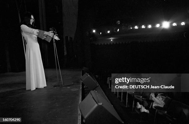 Nana Mouskouri Repeated Her Recital At Olympia. Paris- 25 Septembre 1969- Lors de sa répétition en compagnie de son mari Georges PETSILAS, Nana...