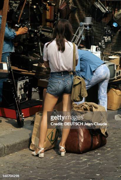 Fashion The Blue Jeans. France- 1973- L'empire du blue-jean. Sur un marché aux antiquités, une jeune femme, vêtue d'un short en jean sur chemise...