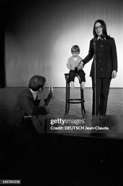 Nana Mouskouri Repeated Her Recital At Olympia. Paris- 25 Septembre 1969- Lors de sa répétition en compagnie de son mari Georges PETSILAS, assis au...
